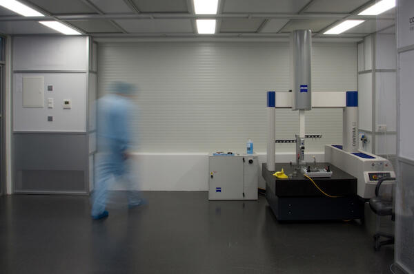 Clean room with portal measurement machine