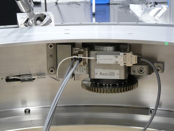 One of the 6 drive units. 30 watts and a ratio of 1:252000. micrometer positioning.