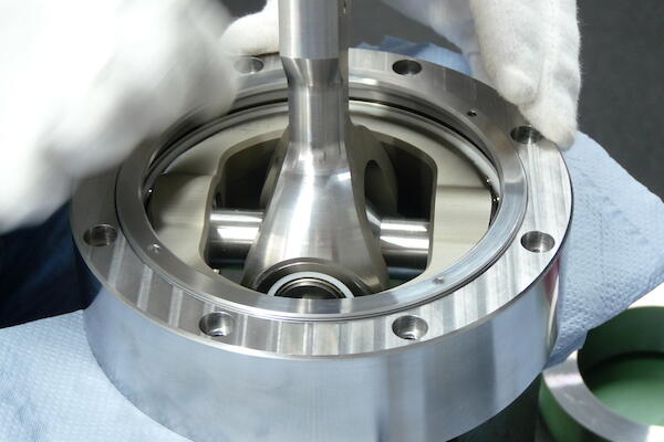 Mounting one of the 12 universal joints. High precision with integrated ball bearings.