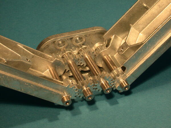 Das Kniegelenk-Getriebe ist leich vorgespannt. Gefertigt aus Zink-Druckguss inklusiv der Zahnräder.