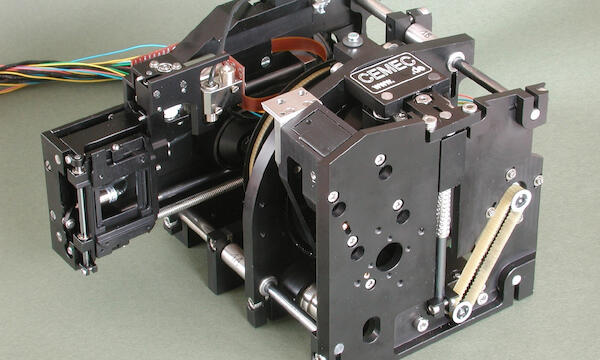 Vollautomatisches Mikroskop mit Objektivwechsler, automatischem Probenschlitten und Präzisonsfokusierung.