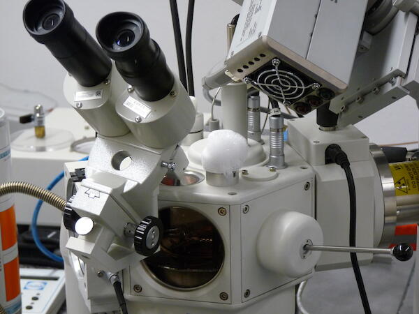 Überprüfung der Struktur der Trägerflüssigkeit mittels Elektronen-Rastermikroskop.